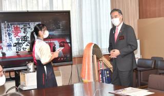 写真：知事と会話する部長の田中さん