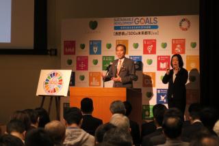 写真：SDGシンポジウムで説明をしている知事