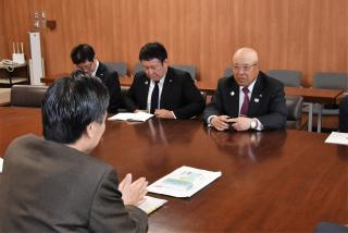 写真：テーブルを挟んで知事と懇談するJTBの田川会長