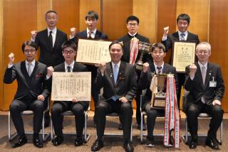 写真：賞状や優勝杯を手に知事と記念撮影に応じる飯山高校スキー部の皆さん