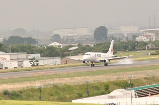 写真：伊丹空港からの第1便