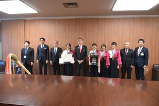 写真：知事と蟻ケ崎高校の生徒たちとの集合写真