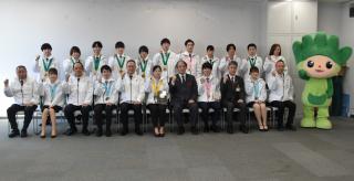 写真：技能五輪全国大会に出場した選手と太田副知事らが記念撮影