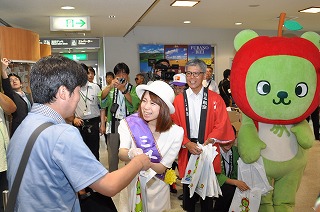 写真：到着客の出迎えの様子