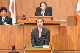 議会開場で阿部知事が発言しているところ