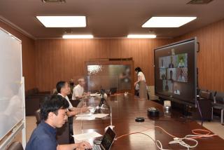 写真：オンラインで会話する知事らと画面上の参加者
