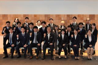 応援隊の皆様と阿部知事の記念写真