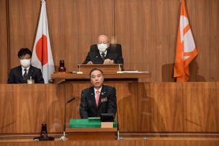 1月臨時会が開会し、議案説明を行う知事