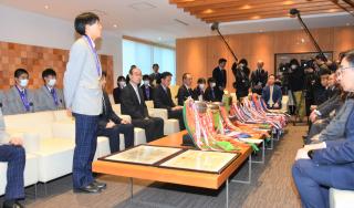 優勝を報告する選手