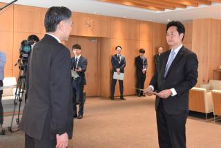 阿部知事から辞令を受け取った新田副知事