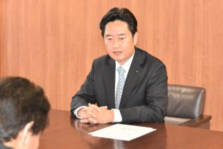 抱負を述べる新田副知事