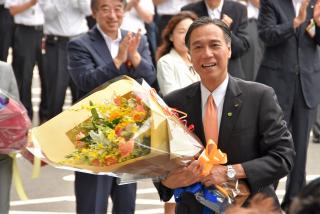 写真：花束を抱える阿部知事