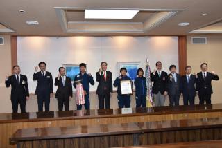 写真：知事と飯田高校ラグビー班の皆さんとの記念撮影