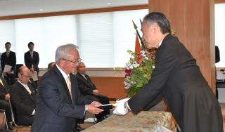 受章者へ伝達する様子