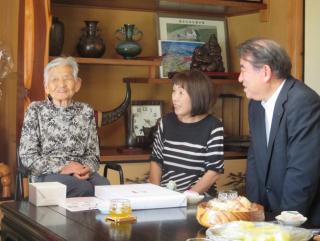 画像：櫻井さんと談笑する太田副知事の写真