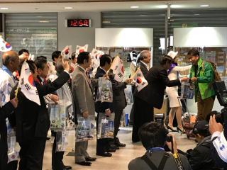 松本空港に到着した乗客を歓迎している写真