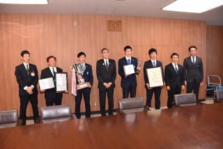 写真：知事と松本国際高等学校の皆さんの記念撮影
