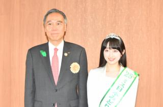 「2025ミス日本みどりの大使」と阿部知事の記念撮影
