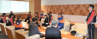 消防団員から知事へ結果を報告する様子