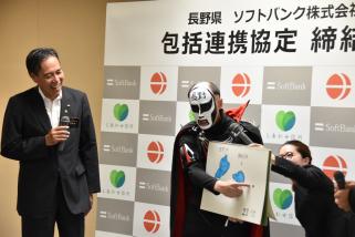 鉄拳さんが長野県あるあるのイラストを披露し、知事が笑顔の写真