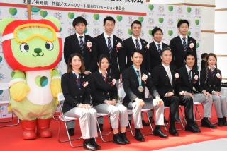 写真：県民栄誉賞、スポーツ栄誉賞表彰式での知事、選手の記念撮影