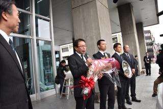 写真：県庁前で来場者へあいさつする松本山雅FCの反町監督