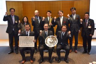 写真：贈呈式後にガッツポーズで記念撮影する松本山雅FCの訪問団