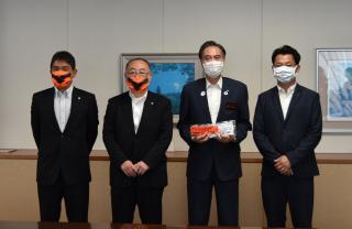 写真：知事と松本山雅、長野パルセイロの代表の方との集合写真