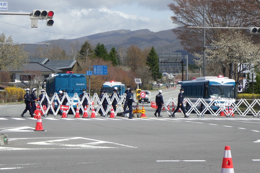 県警による交通規制の様子