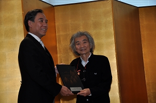 写真：小澤さんへ県民栄誉賞授与する知事