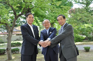 写真：安藤理事長予定者、金田一学長予定者、知事