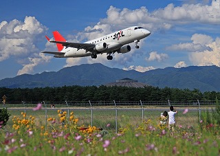 写真：信州まつもと空港で飛行機が離陸する様子