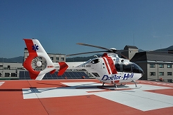 写真：信州大学ヘリポートに常駐するドクターヘリ