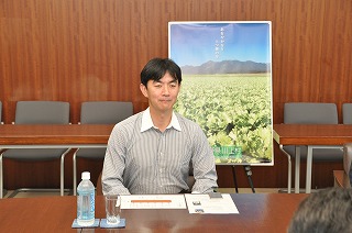 写真：県庁を訪れる油井さん