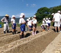 地域の方との三紀層大根の種蒔き