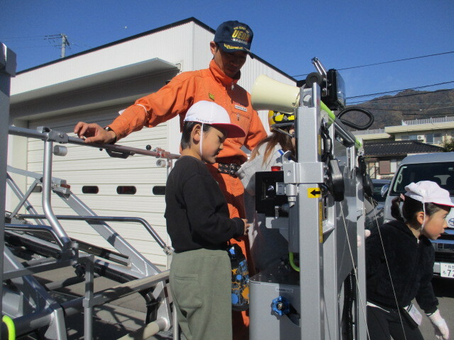 はしご車に乗っている様子