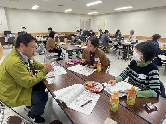 プラットフォームワールドカフェ形式の交流会写真