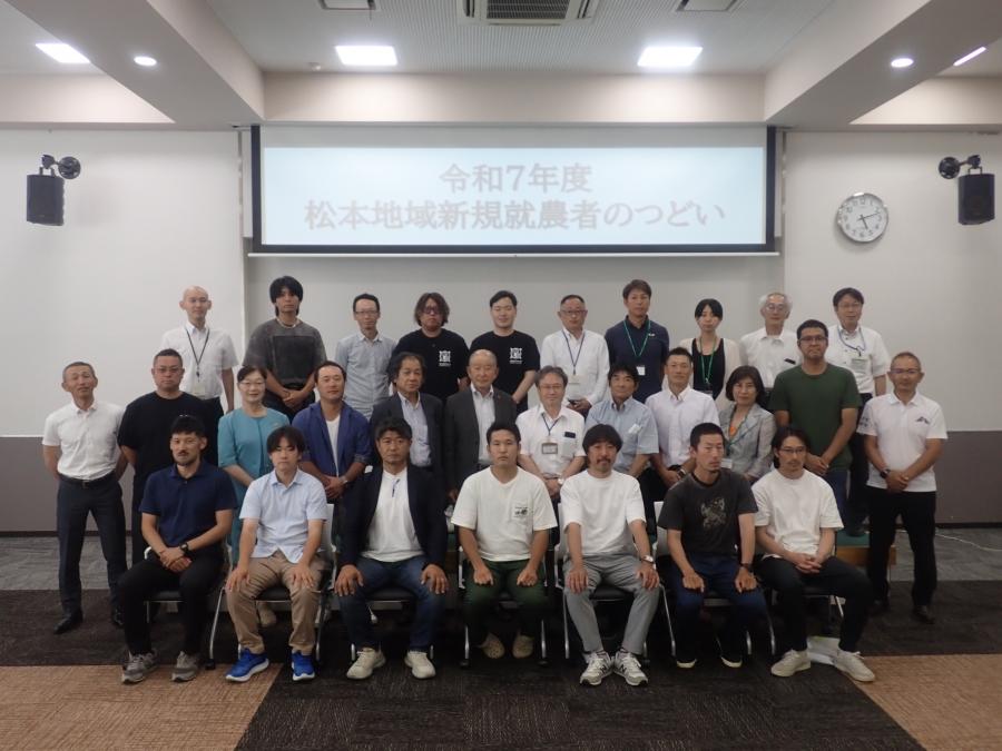 関係者と一緒に記念撮影