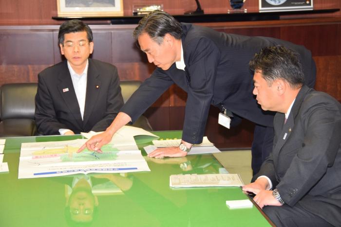早期整備を熱心に訴える阿部知事