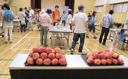 平成26年度川中島白桃収穫ツアーに於いて、川中島公民館での試食会