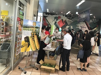 多治見駅とうもろこし販売