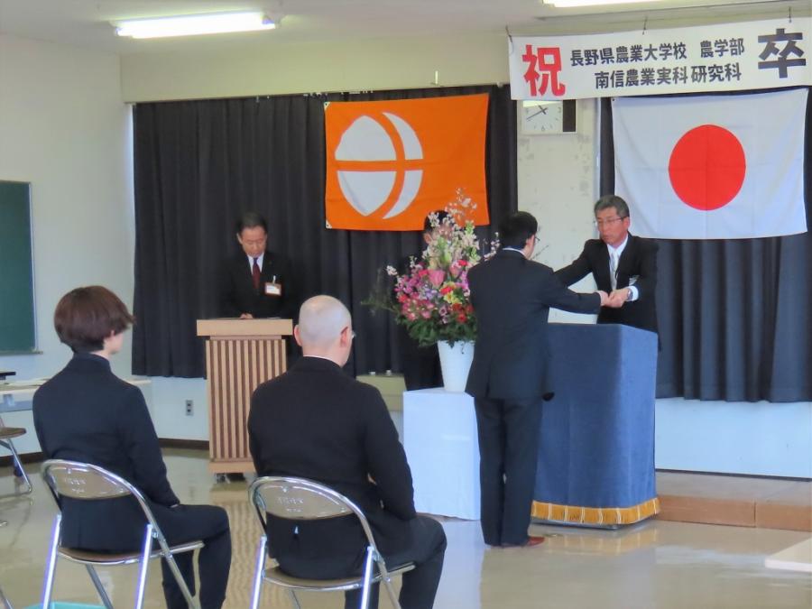 研究科卒業式における卒業証書授与の様子