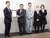 写真：認証書交付の様子