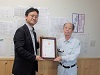 写真：認証書交付の様子