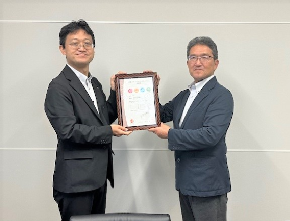 写真：認証書交付の様子