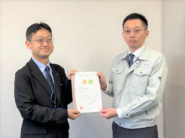 写真：認証書交付の様子