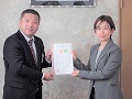 写真：認証書交付の様子