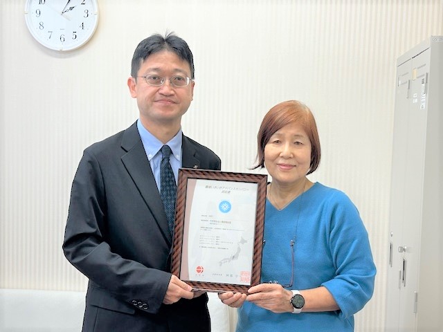 写真：認証書交付の様子