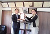 写真：認証書交付の様子