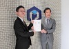 写真：認証書交付の様子